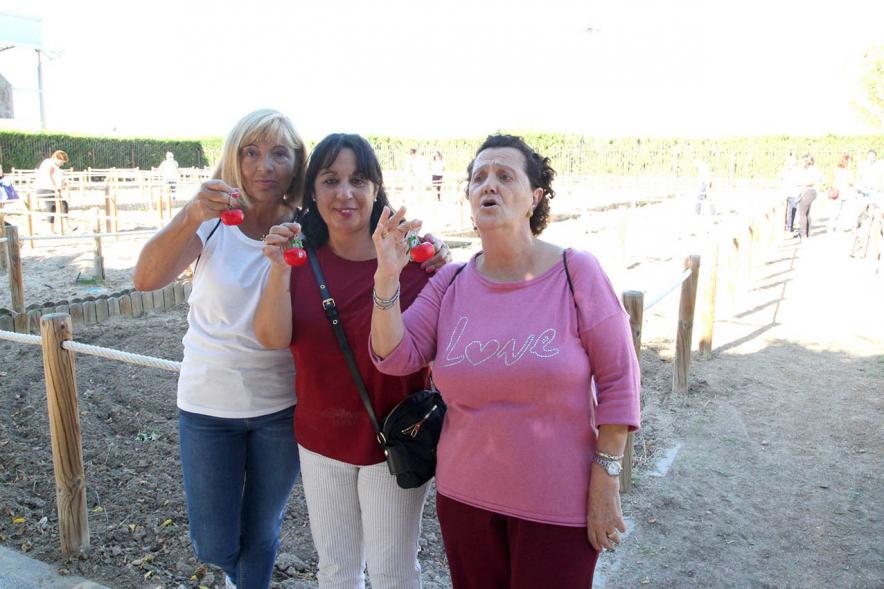 Entrega Llaves Huertos Urbanos Parque de Extremadura - Imagen de unas vecinas mostrando las llaves de sus huertos.