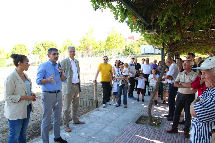 Entrega Llaves Huertos Urbanos Parque de Extremadura - Imagen panorámica del Alcalde Rafael Sánchez Acera, la concejala de Medio Ambiente Cristina Martínez y José Mª Tovar  y el público asistente a la entrega de llaves de los huertos.