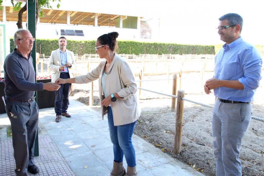 Entrega Llaves Huertos Urbanos Parque de Extremadura - Imagen de la concejala de Medio Ambiente Cristina Martínez entregando la llave huerto urbano a un vecino.