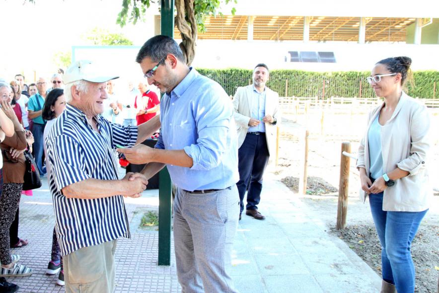 Entrega Llaves Huertos Urbanos Parque de Extremadura - Imagen del Alcalde Rafael Sánchez Acera  entregando la llave huerto urbano a un vecino.