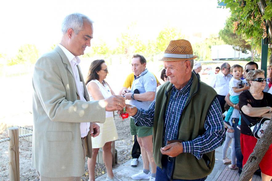 Entrega Llaves Huertos Urbanos Parque de Extremadura - Imagen de José Mª Tovar, miembro del gobierno de Alcobendas entregando la llave huerto urbano a un vecino.