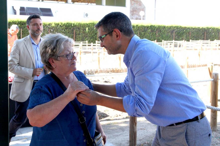 Entrega Llaves Huertos Urbanos Parque de Extremadura -  Imagen del Alcalde Rafael Sánchez Acera  entregando la llave huerto urbano a una vecina.