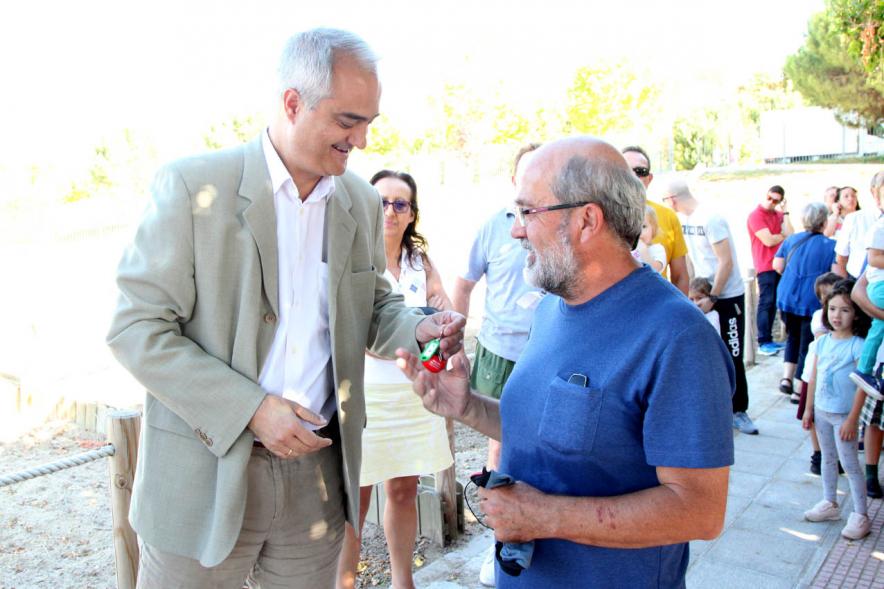 Entrega Llaves Huertos Urbanos Parque de Extremadura - Imagen de José Mª Tovar, miembro del gobierno de Alcobendas entregando la llave huerto urbano a un vecino.