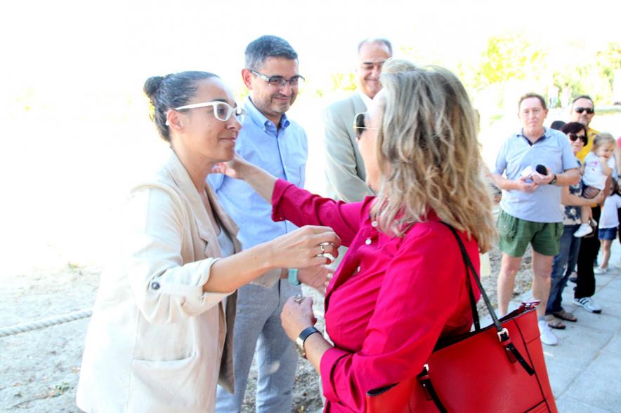 Entrega Llaves Huertos Urbanos Parque de Extremadura -  Imagen de la concejala de Medio Ambiente Cristina Martínez entregando la llave huerto urbano a una vecina.