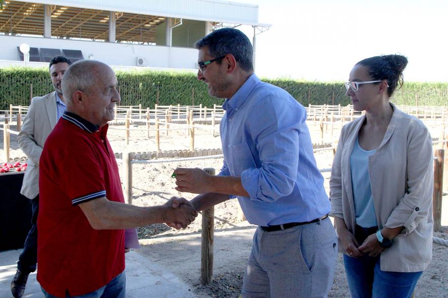 Entrega Llaves Huertos Urbanos Parque de Extremadura - Imagen del Alcalde Rafael Sánchez Acera  entregando la llave huerto urbano a un vecino.