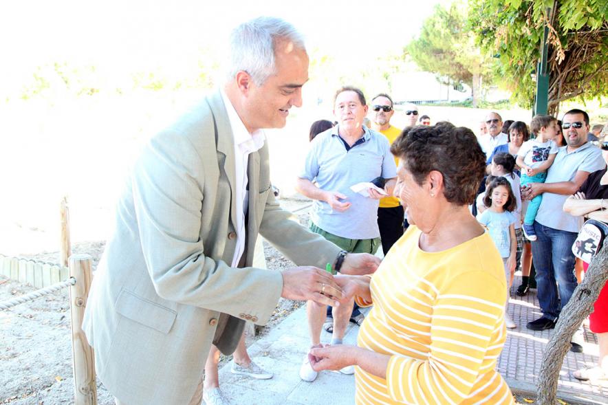 Entrega Llaves Huertos Urbanos Parque de Extremadura - Imagen de José Mª Tovar, miembro del gobierno de Alcobendas entregando la llave huerto urbano a una vecina.