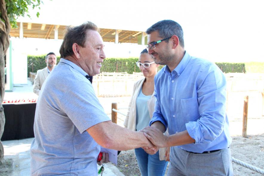 Entrega Llaves Huertos Urbanos Parque de Extremadura - Imagen del Alcalde Rafael Sánchez Acera  entregando la llave huerto urbano a un vecino.