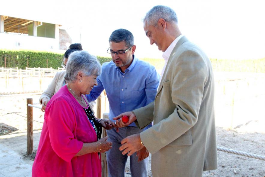 Entrega Llaves Huertos Urbanos Parque de Extremadura - Imagen del Alcalde Rafael Sánchez Acera, la concejala de Medio Ambiente Cristina Martínez y José Mª Tovar entregando las llaves de los huertos a los vecinos.