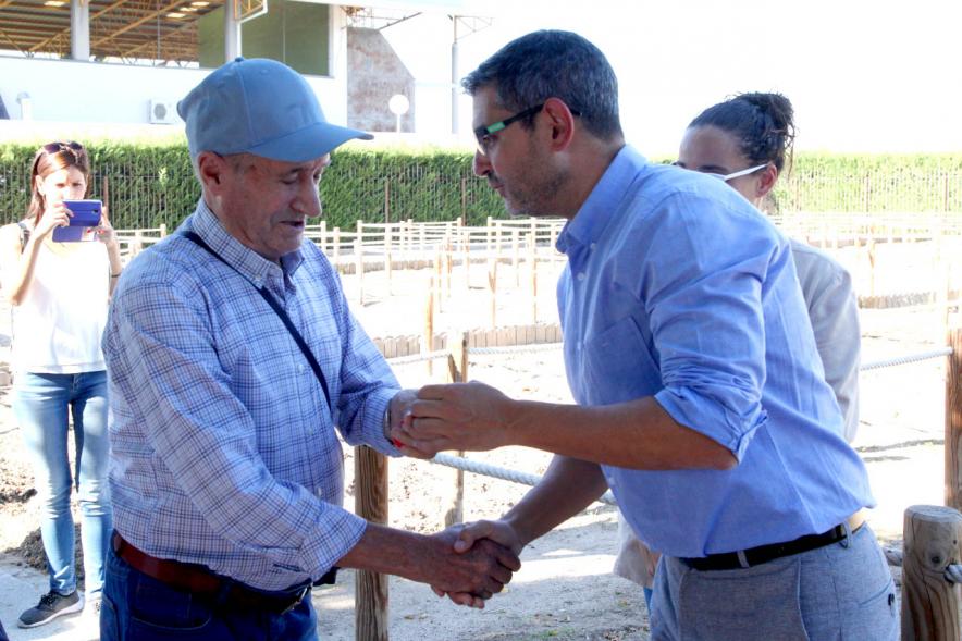 Entrega Llaves Huertos Urbanos Parque de Extremadura - Imagen del Alcalde Rafael Sánchez Acera  entregando la llave huerto urbano a un vecino.