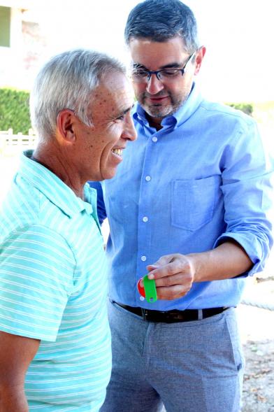 Entrega Llaves Huertos Urbanos Parque de Extremadura - Imagen del Alcalde Rafael Sánchez Acera  entregando la llave huerto urbano a un vecino.