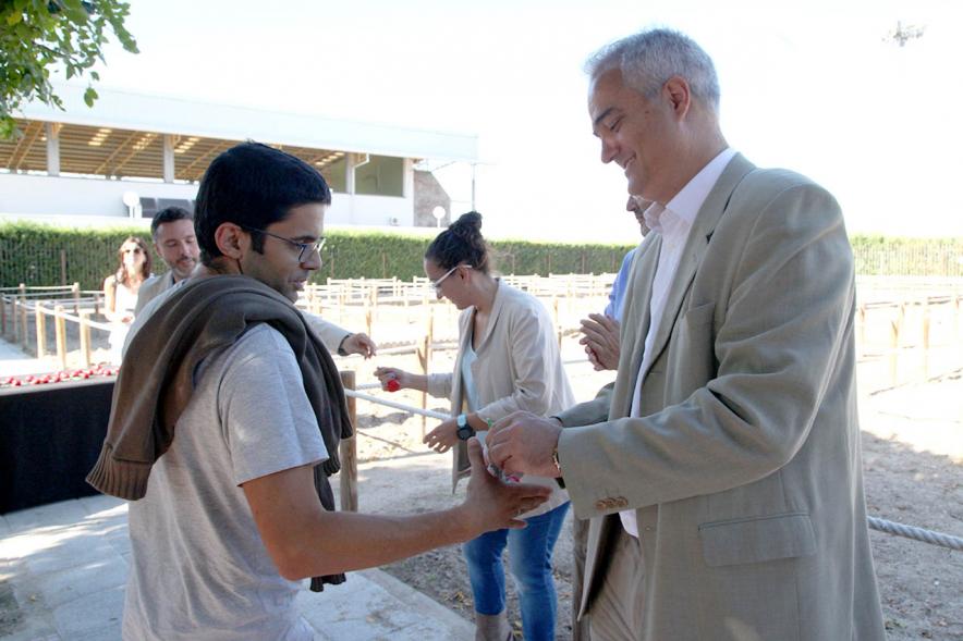 Entrega Llaves Huertos Urbanos Parque de Extremadura - Imagen de José Mª Tovar, miembro del gobierno de Alcobendas entregando la llave huerto urbano a un vecino.