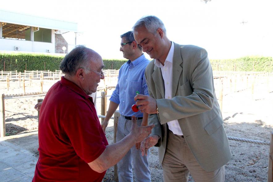 Entrega Llaves Huertos Urbanos Parque de Extremadura - Imagen de José Mª Tovar, miembro del gobierno de Alcobendas entregando la llave huerto urbano a un vecino.