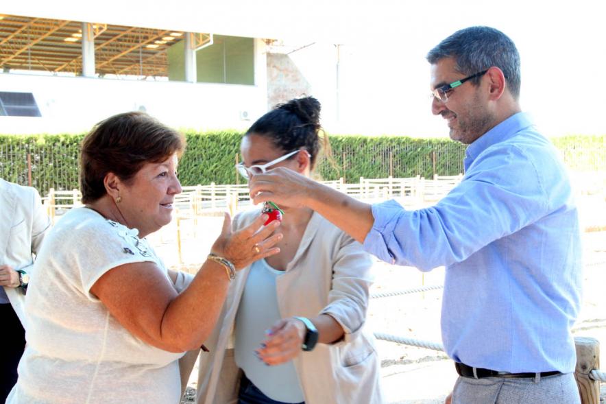Entrega Llaves Huertos Urbanos Parque de Extremadura - Imagen del Alcalde Rafael Sánchez Acera  entregando la llave huerto urbano a una vecina.