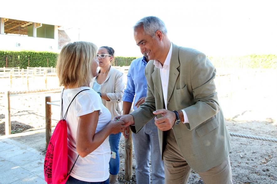 Entrega Llaves Huertos Urbanos Parque de Extremadura - Imagen de José Mª Tovar, miembro del gobierno de Alcobendas entregando la llave huerto urbano a una vecina.