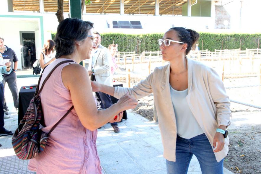 Entrega Llaves Huertos Urbanos Parque de Extremadura - Imagen de la concejala de Medio Ambiente Cristina Martínez entregando la llave huerto urbano a una vecina.