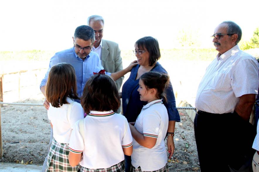 Entrega Llaves Huertos Urbanos Parque de Extremadura - Imagen del Alcalde Rafael Sánchez Acera charlando con unos niños.