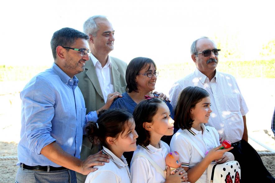 Entrega Llaves Huertos Urbanos Parque de Extremadura - Imagen del Alcalde Rafael Sánchez Acera y otras personas fotografiándose con unos niños.
