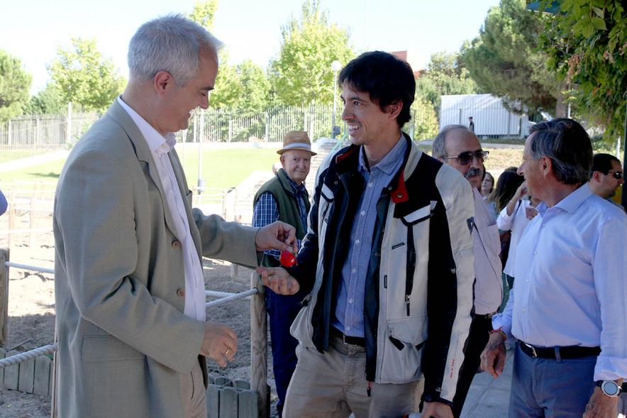 Entrega Llaves Huertos Urbanos Parque de Extremadura - Imagen de José Mª Tovar, miembro del gobierno de Alcobendas entregando la llave huerto urbano a un vecino.