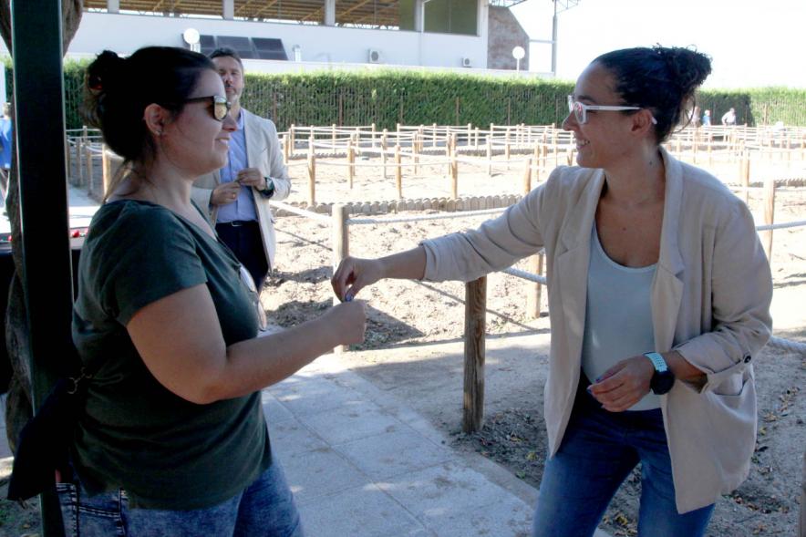Entrega Llaves Huertos Urbanos Parque de Extremadura - Imagen del Alcalde Rafael Sánchez Acera  entregando la llave huerto urbano a una vecina.