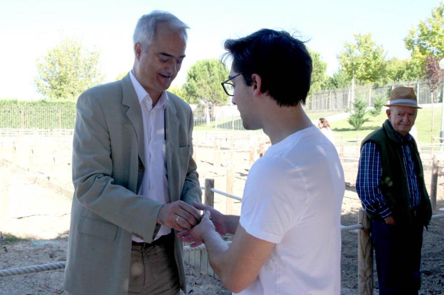 Entrega Llaves Huertos Urbanos Parque de Extremadura - Imagen de José Mª Tovar, miembro del gobierno de Alcobendas entregando la llave huerto urbano a un vecino.