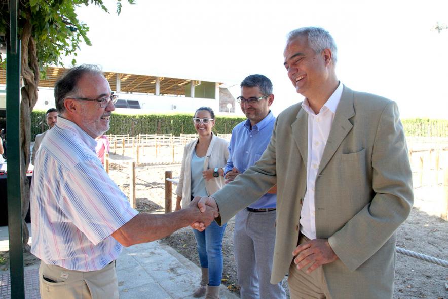 Entrega Llaves Huertos Urbanos Parque de Extremadura - Imagen de José Mª Tovar, miembro del gobierno de Alcobendas entregando la llave huerto urbano a un vecino.