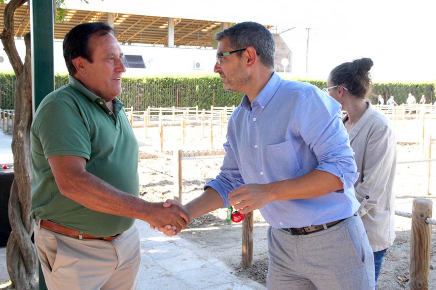 Entrega Llaves Huertos Urbanos Parque de Extremadura - Imagen del Alcalde Rafael Sánchez Acera  entregando la llave huerto urbano a un vecino.