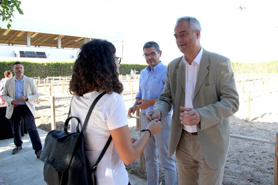 Entrega Llaves Huertos Urbanos Parque de Extremadura - Imagen de José Mª Tovar, miembro del gobierno de Alcobendas entregando la llave huerto urbano a una vecina.