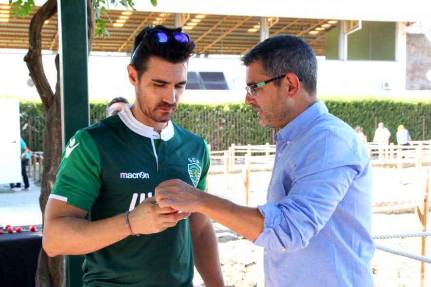 Entrega Llaves Huertos Urbanos Parque de Extremadura - Imagen del Alcalde Rafael Sánchez Acera  entregando la llave huerto urbano a un vecino.