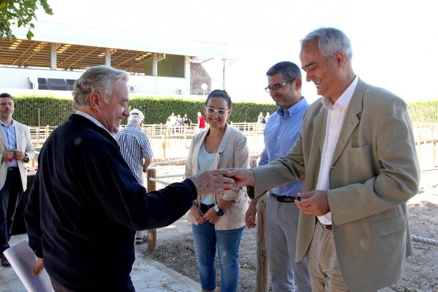 Entrega Llaves Huertos Urbanos Parque de Extremadura - Imagen de José Mª Tovar, miembro del gobierno de Alcobendas entregando la llave huerto urbano a un vecino.