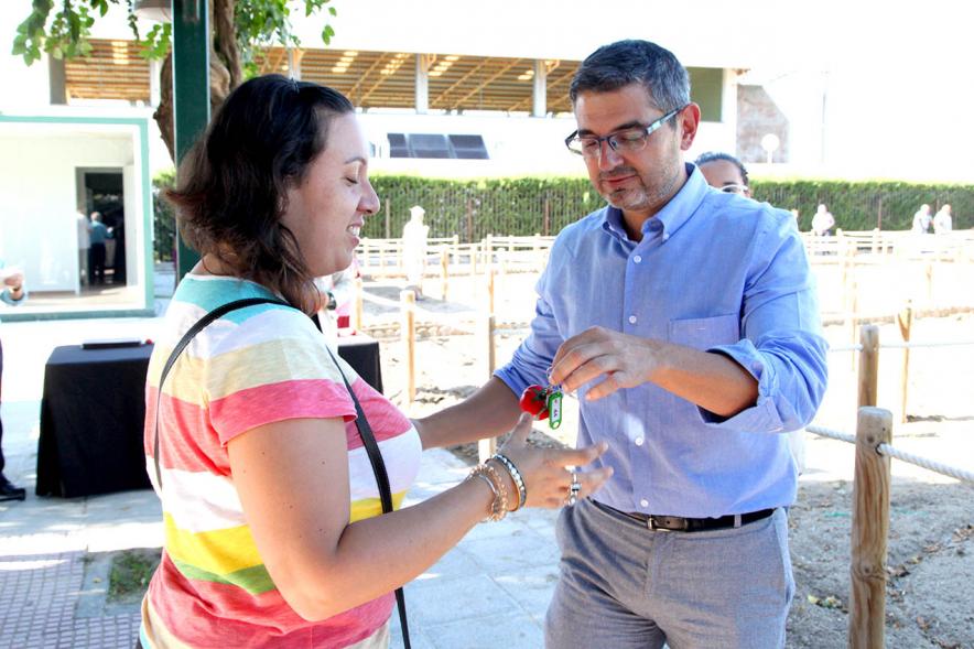 Entrega Llaves Huertos Urbanos Parque de Extremadura - Imagen del Alcalde Rafael Sánchez Acera  entregando la llave huerto urbano a una vecina.