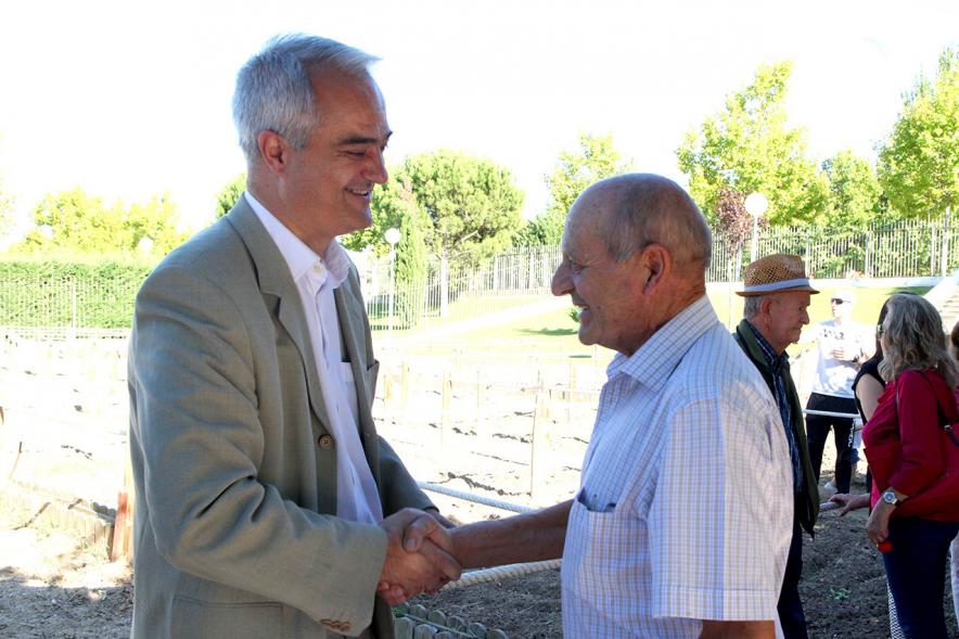 Entrega Llaves Huertos Urbanos Parque de Extremadura - Imagen de José Mª Tovar, miembro del gobierno de Alcobendas entregando la llave huerto urbano a un vecino.