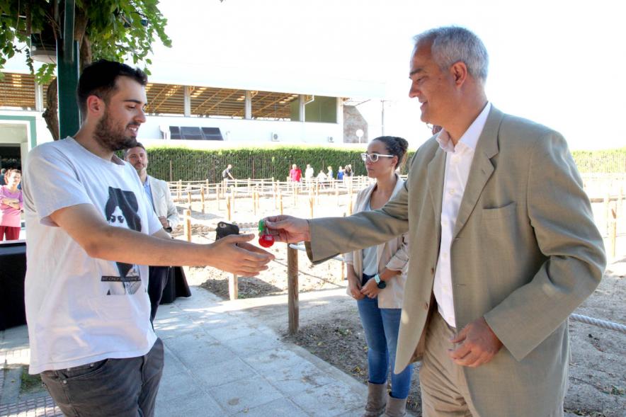 Entrega Llaves Huertos Urbanos Parque de Extremadura - Imagen de José Mª Tovar, miembro del gobierno de Alcobendas entregando la llave huerto urbano a un vecino.