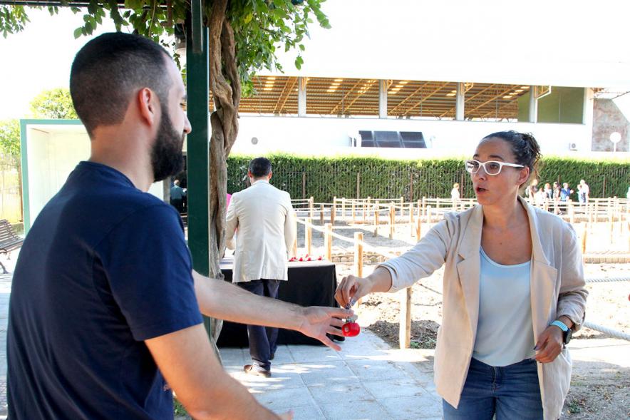 Entrega Llaves Huertos Urbanos Parque de Extremadura -   Imagen de la concejala de Medio Ambiente Cristina Martínez entregando la llave huerto urbano a un vecino.