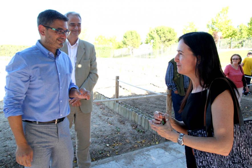 Entrega Llaves Huertos Urbanos Parque de Extremadura -  Imagen del Alcalde Rafael Sánchez Acera  entregando la llave huerto urbano a una vecina.