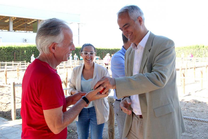 Entrega Llaves Huertos Urbanos Parque de Extremadura - Imagen de José Mª Tovar, miembro del gobierno de Alcobendas entregando la llave huerto urbano a un vecino.
