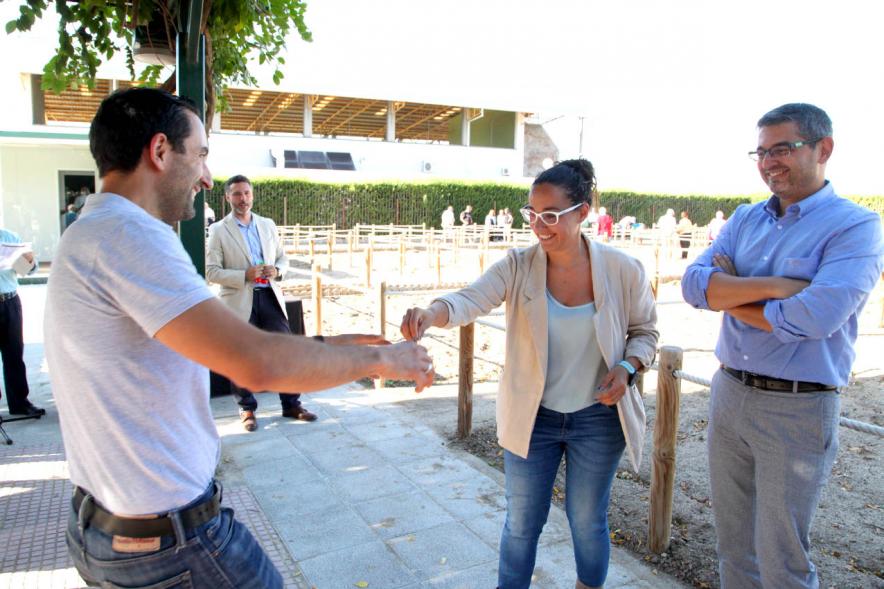 Entrega Llaves Huertos Urbanos Parque de Extremadura - Imagen de la concejala de Medio Ambiente Cristina Martínez entregando la llave huerto urbano a un vecino.