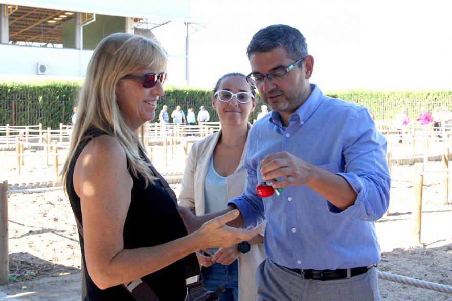 Entrega Llaves Huertos Urbanos Parque de Extremadura -  Imagen del Alcalde Rafael Sánchez Acera  entregando la llave huerto urbano a una vecina.