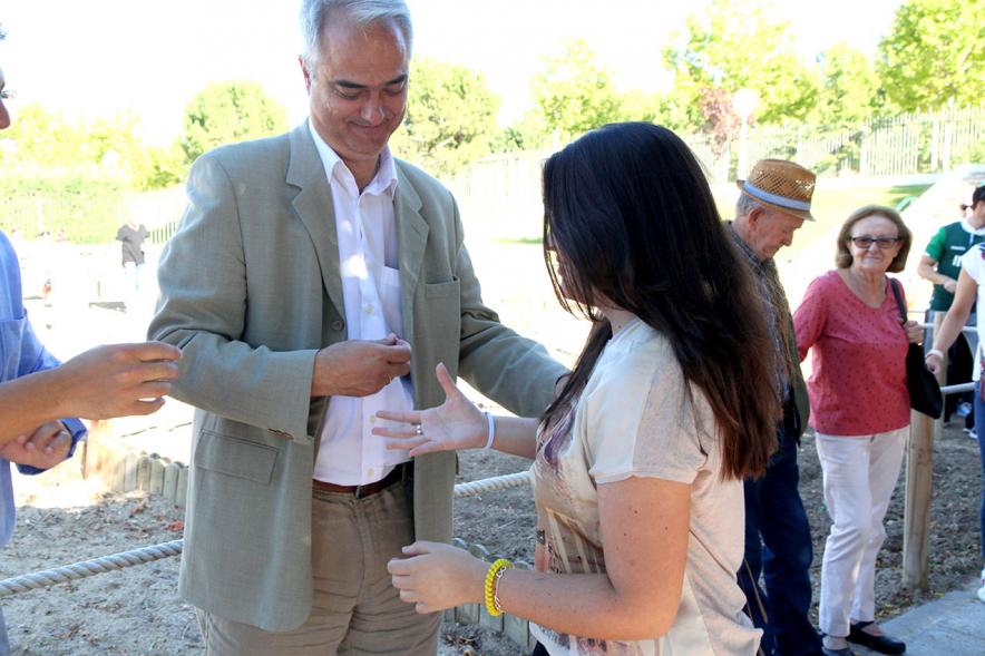 Entrega Llaves Huertos Urbanos Parque de Extremadura - Imagen de José Mª Tovar, miembro del gobierno de Alcobendas entregando la llave huerto urbano a una vecina.