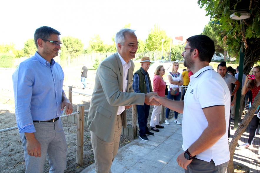 Entrega Llaves Huertos Urbanos Parque de Extremadura - Imagen de José Mª Tovar, miembro del gobierno de Alcobendas entregando la llave huerto urbano a un vecino.