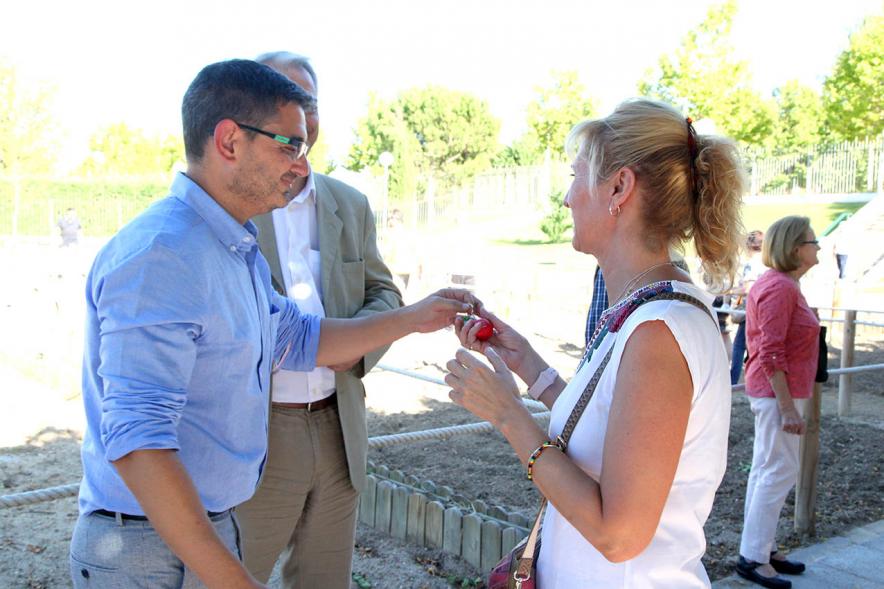 Entrega Llaves Huertos Urbanos Parque de Extremadura - Imagen del Alcalde Rafael Sánchez Acera  entregando la llave huerto urbano a una vecina.