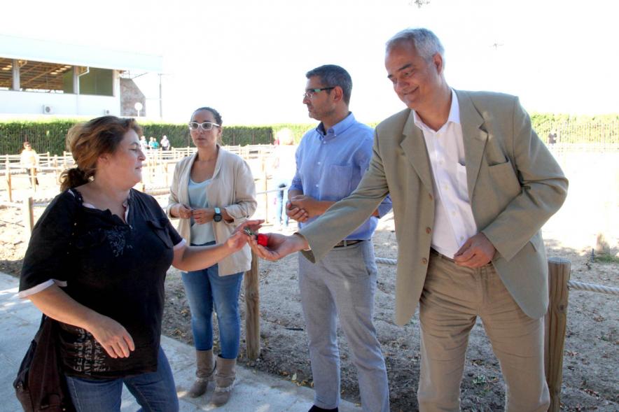Entrega Llaves Huertos Urbanos Parque de Extremadura - Imagen de José Mª Tovar, miembro del gobierno de Alcobendas entregando la llave huerto urbano a una vecina.