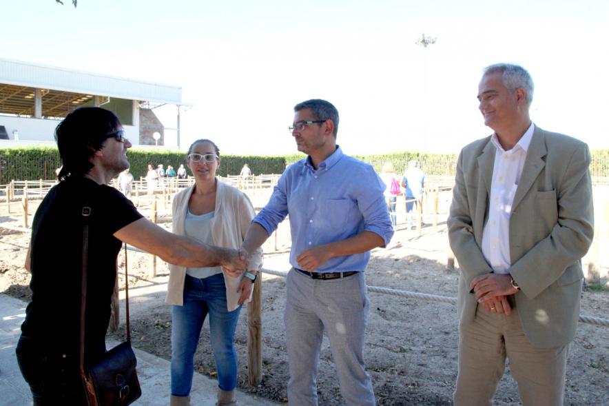Entrega Llaves Huertos Urbanos Parque de Extremadura - Imagen del Alcalde Rafael Sánchez Acera  entregando la llave huerto urbano a un vecino.