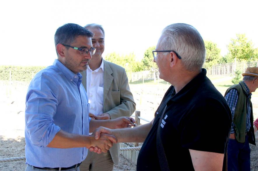 Entrega Llaves Huertos Urbanos Parque de Extremadura - Imagen del Alcalde Rafael Sánchez Acera  entregando la llave huerto urbano a un vecino.