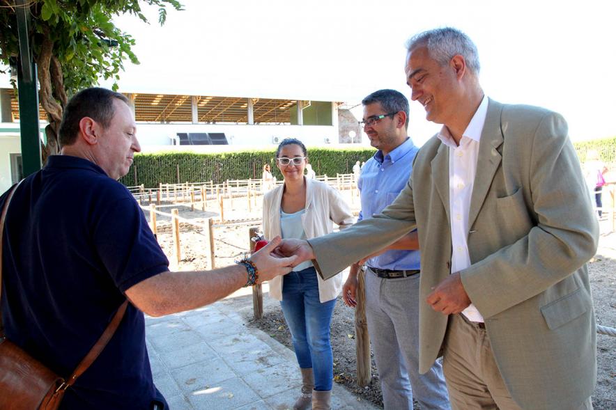Entrega Llaves Huertos Urbanos Parque de Extremadura - Imagen de José Mª Tovar, miembro del gobierno de Alcobendas entregando la llave huerto urbano a un vecino.