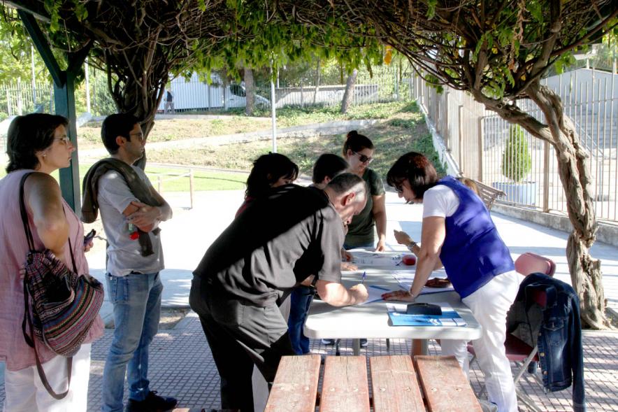 Entrega Llaves Huertos Urbanos Parque de Extremadura - Imagen de los vecinos firmando los documentos de haber recibido las llaves del huerto.