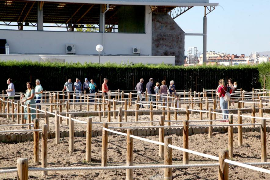 Entrega Llaves Huertos Urbanos Parque de Extremadura - Imagen panorámica de los huertos urbanos y los vecinos viendo sus parcelas.