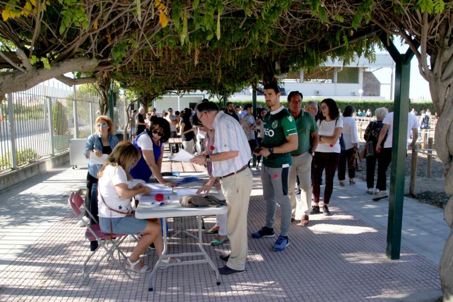 Entrega Llaves Huertos Urbanos Parque de Extremadura - Imagen de los vecinos firmando los documentos de haber recibido las llaves del huerto.