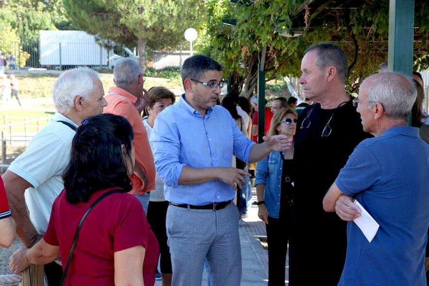Entrega Llaves Huertos Urbanos Parque de Extremadura - Imagen del Alcalde Rafael Sánchez Acera charlando con los vecinos.