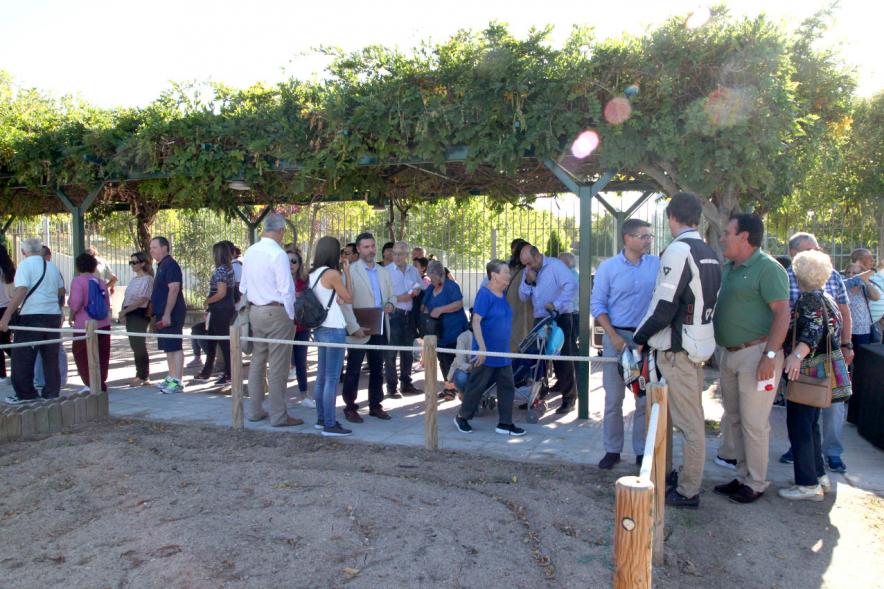 Entrega Llaves Huertos Urbanos Parque de Extremadura - Imagen del Alcalde Rafael Sánchez Acera recorriendo los huertos urbanos con unas personas.