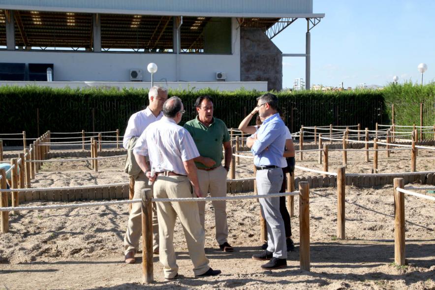 Entrega Llaves Huertos Urbanos Parque de Extremadura - Imagen del Alcalde Rafael Sánchez Acera recorriendo los huertos urbanos con unas personas.